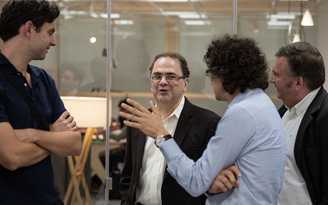 Narayana Kocherlakota chats with BSE Affiliated Professors at the Trobada